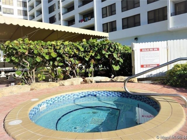 1-bedroom condo for rent in Hollywood - 3505 S Ocean Dr 911 - MondialRealty