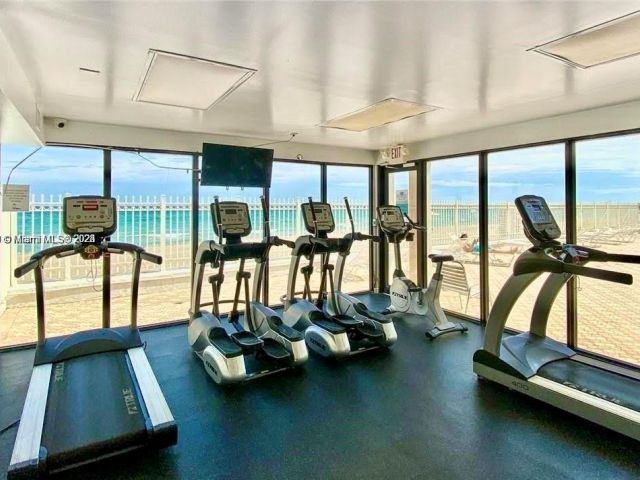 1-bedroom condo for rent in Hollywood - 3505 S Ocean Dr 911 - MondialRealty