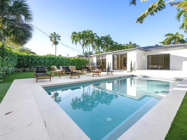 3-bedroom home for sale in Miami Beach - 900 W 47th Ct - MondialRealty