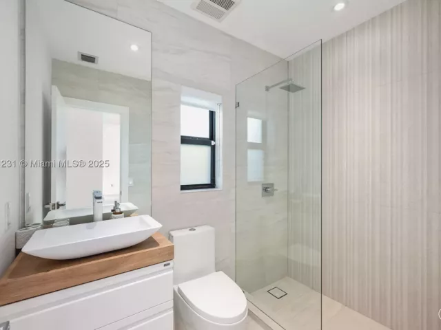 3-bedroom home for sale in Miami Beach - 900 W 47th Ct - MondialRealty