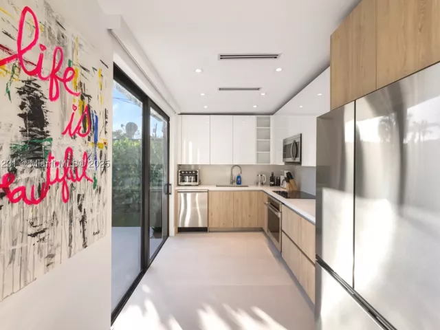 3-bedroom home for sale in Miami Beach - 900 W 47th Ct - MondialRealty