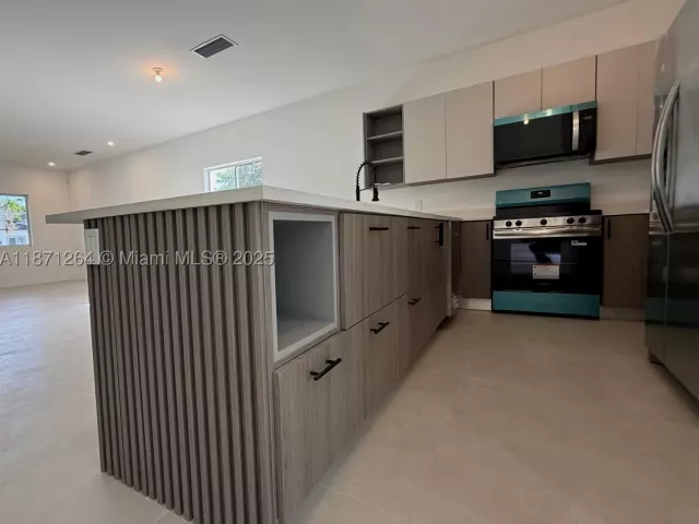 3-bedroom home for rent in Fort Lauderdale - 2788 NW 9th Pl 0 - MondialRealty