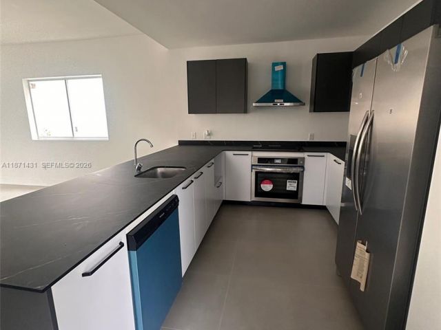 Home for rent at 532 NW 17th Ave 0 - photo 7532205