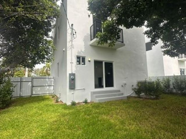 Home for rent at 532 NW 17th Ave 0 - photo 7532219