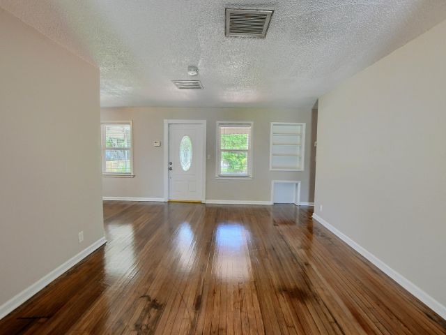 Home for rent at 830 SE 3rd Avenue - photo 6505206