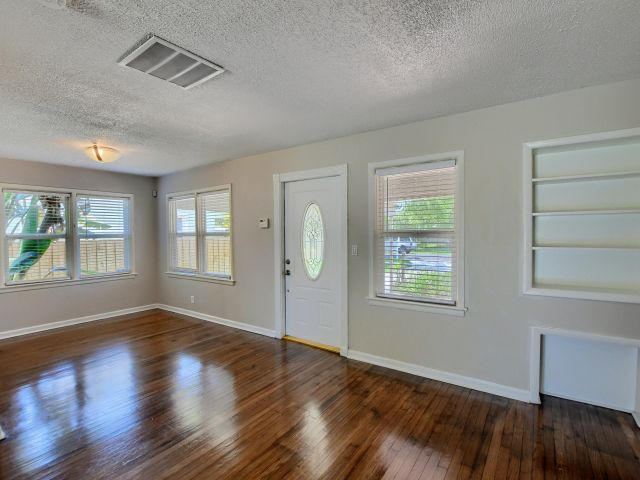 Home for rent at 830 SE 3rd Avenue - photo 6505209