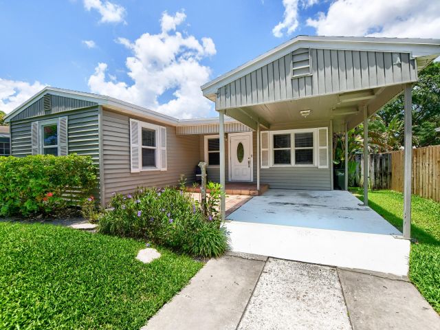 Home for rent at 830 SE 3rd Avenue - photo 6505212