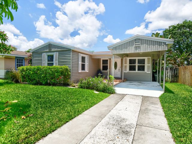 Home for rent at 830 SE 3rd Avenue - photo 6505214