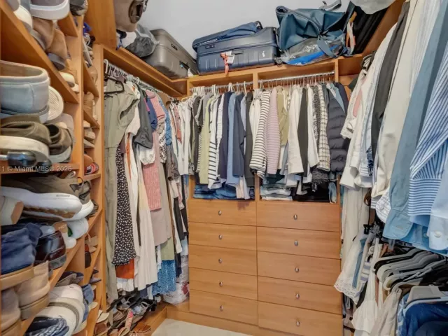 2-bedroom condo for sale in Miami - 848 Brickell Key Dr 2605 - MondialRealty