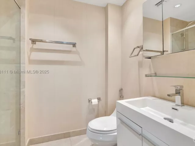2-bedroom condo for sale in Miami - 848 Brickell Key Dr 2605 - MondialRealty