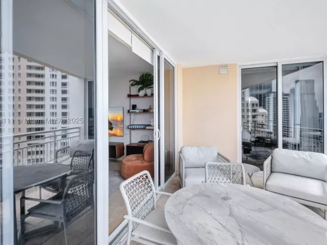 2-bedroom condo for sale in Miami - 848 Brickell Key Dr 2605 - MondialRealty