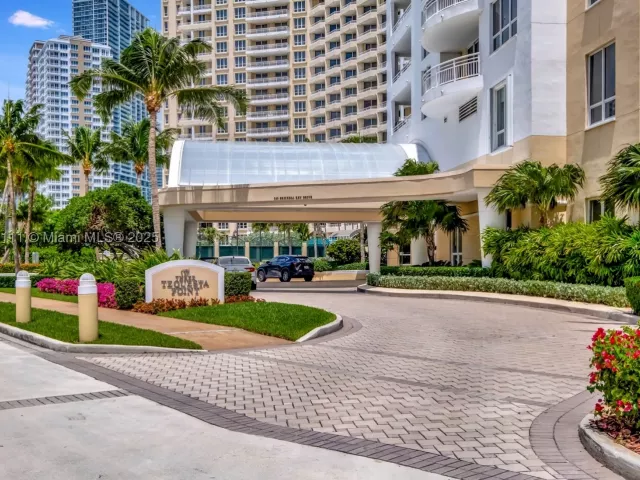 2-bedroom condo for sale in Miami - 848 Brickell Key Dr 2605 - MondialRealty