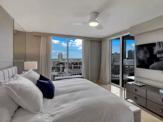 2-bedroom condo for sale in Miami - 848 Brickell Key Dr 2605 - MondialRealty