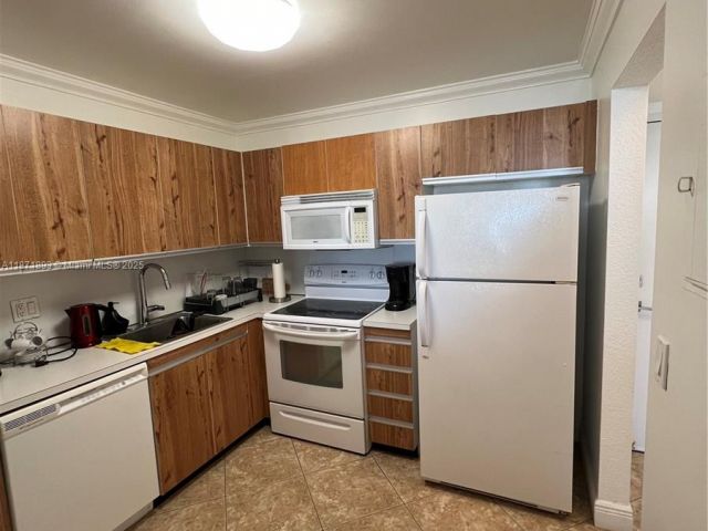 1-bedroom condo for sale in Hollywood - 2301 S Ocean Dr 506 - MondialRealty