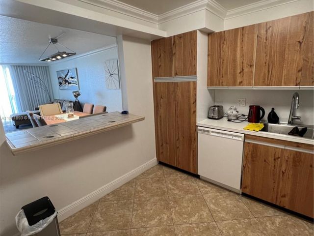 1-bedroom condo for sale in Hollywood - 2301 S Ocean Dr 506 - MondialRealty