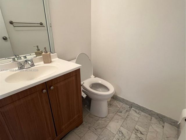 1-bedroom condo for sale in Hollywood - 2301 S Ocean Dr 506 - MondialRealty