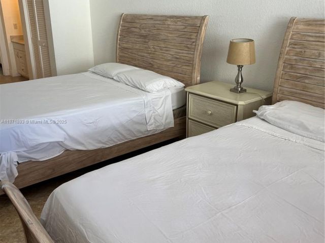 1-bedroom condo for sale in Hollywood - 2301 S Ocean Dr 506 - MondialRealty