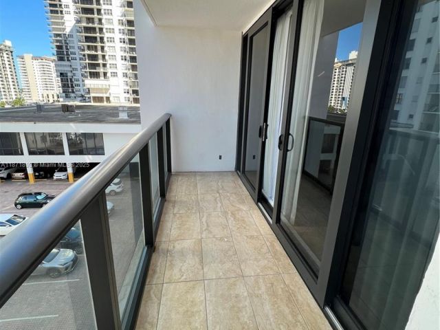 1-bedroom condo for sale in Hollywood - 2301 S Ocean Dr 506 - MondialRealty