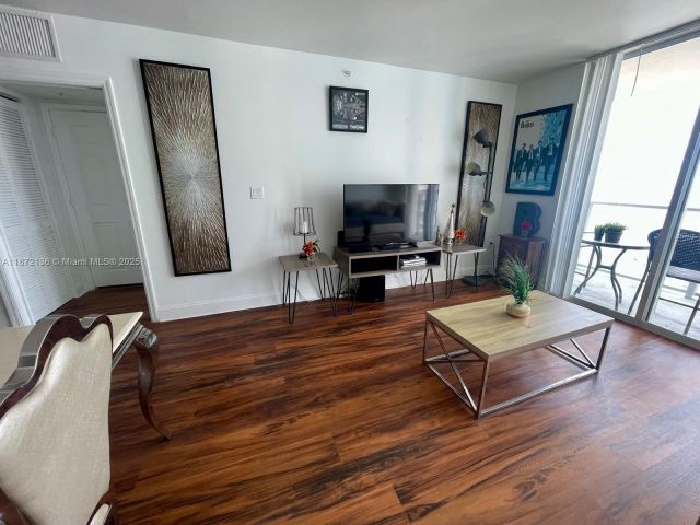 1-bedroom condo for rent in Miami - 1155 Brickell Bay Dr 1805 - MondialRealty