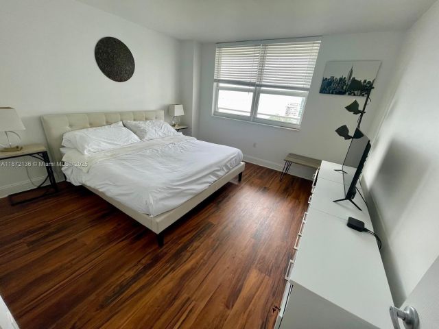 1-bedroom condo for rent in Miami - 1155 Brickell Bay Dr 1805 - MondialRealty