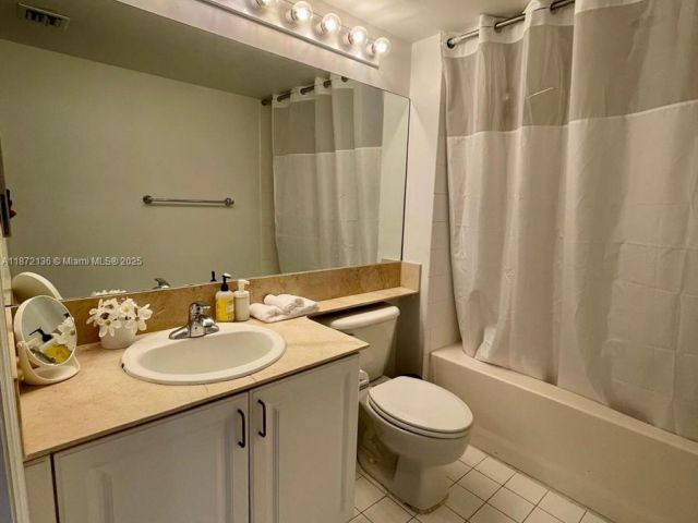 1-bedroom condo for rent in Miami - 1155 Brickell Bay Dr 1805 - MondialRealty