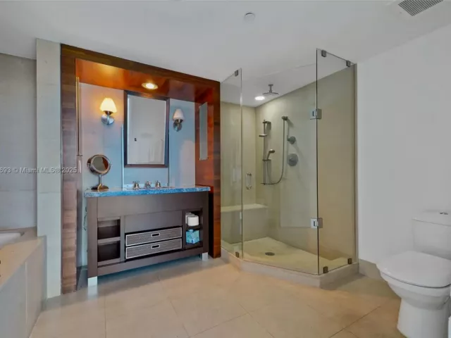 2-bedroom condo for rent in Miami Beach - 6801 Collins Ave 1204/1217 - MondialRealty