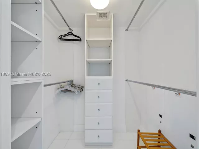 2-bedroom condo for rent in Miami Beach - 6801 Collins Ave 1204/1217 - MondialRealty