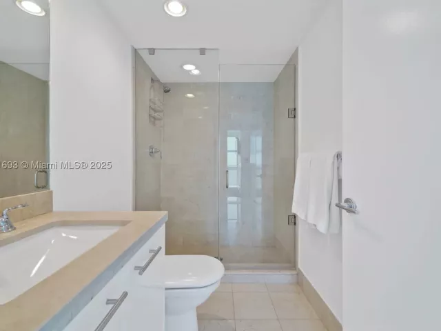 2-bedroom condo for rent in Miami Beach - 6801 Collins Ave 1204/1217 - MondialRealty