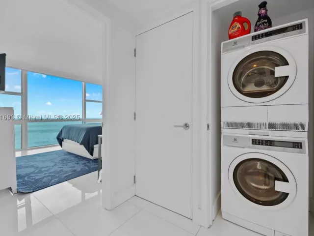 2-bedroom condo for rent in Miami Beach - 6801 Collins Ave 1204/1217 - MondialRealty