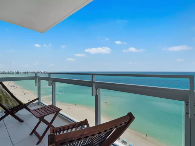 2-bedroom condo for rent in Miami Beach - 6801 Collins Ave 1204/1217 - MondialRealty