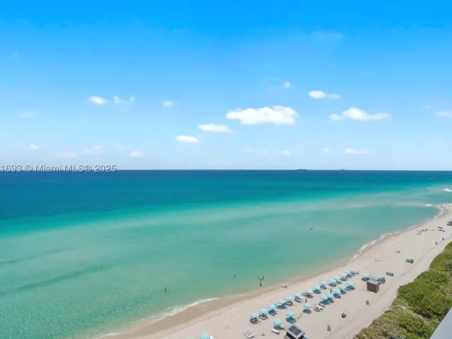 2-bedroom condo for rent in Miami Beach - 6801 Collins Ave 1204/1217 - MondialRealty