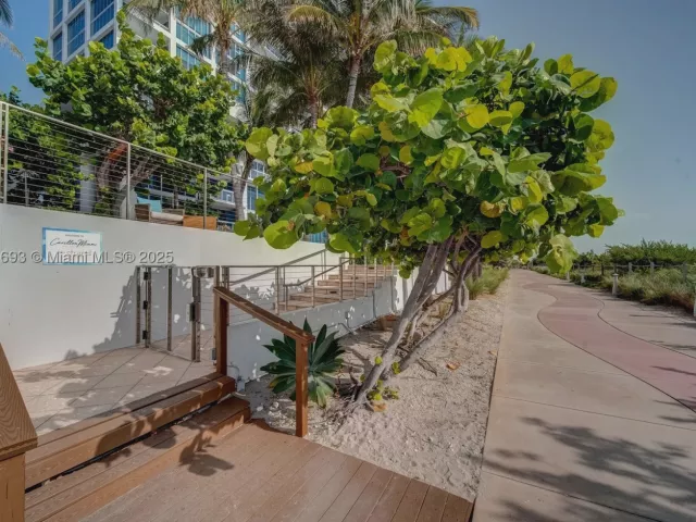 2-bedroom condo for rent in Miami Beach - 6801 Collins Ave 1204/1217 - MondialRealty