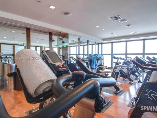 2-bedroom condo for rent in Miami Beach - 6801 Collins Ave 1204/1217 - MondialRealty