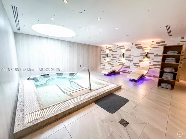 2-bedroom condo for rent in Miami Beach - 6801 Collins Ave 1204/1217 - MondialRealty