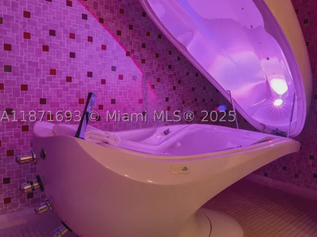 2-bedroom condo for rent in Miami Beach - 6801 Collins Ave 1204/1217 - MondialRealty