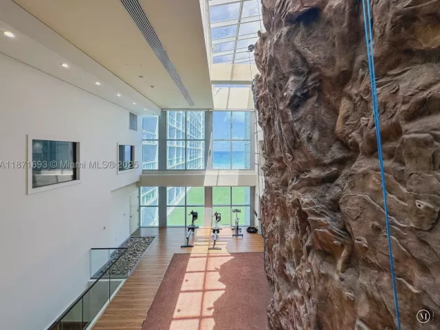 2-bedroom condo for rent in Miami Beach - 6801 Collins Ave 1204/1217 - MondialRealty