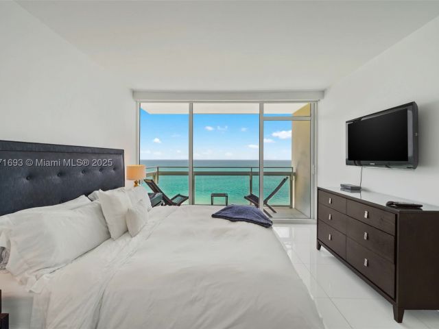 2-bedroom condo for rent in Miami Beach - 6801 Collins Ave 1204/1217 - MondialRealty