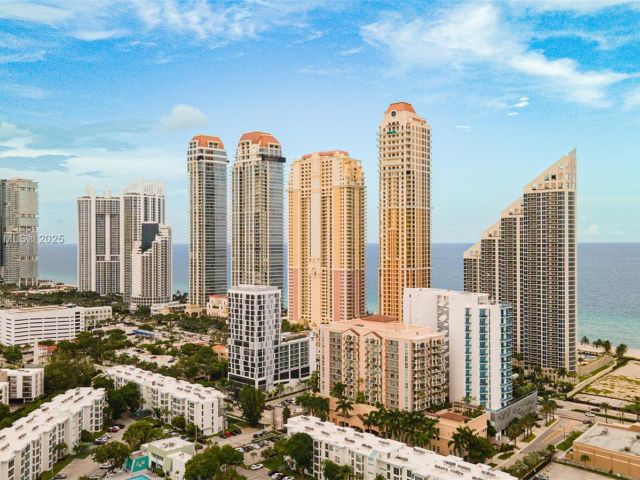 2-bedroom condo for sale in Sunny Isles Beach - 210 174th St 312 - MondialRealty