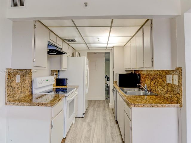 2-bedroom condo for sale in Sunny Isles Beach - 210 174th St 312 - MondialRealty