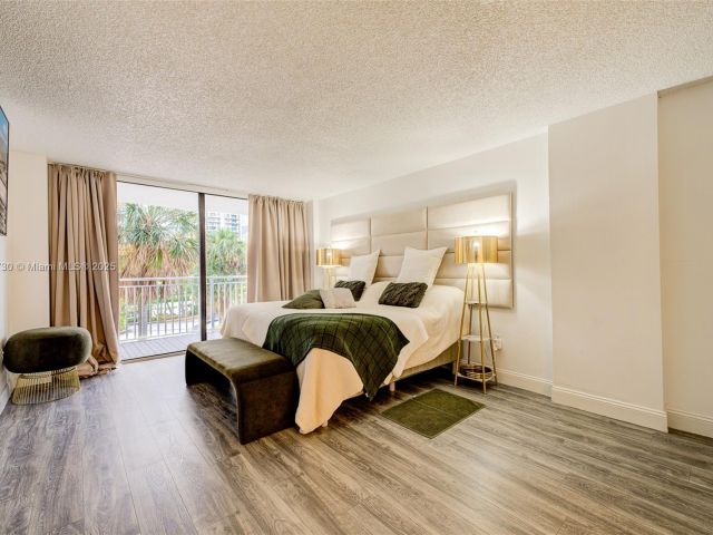2-bedroom condo for sale in Sunny Isles Beach - 210 174th St 312 - MondialRealty