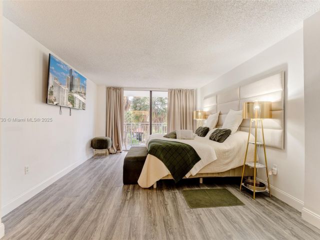 2-bedroom condo for sale in Sunny Isles Beach - 210 174th St 312 - MondialRealty
