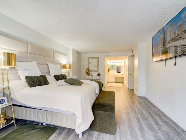 2-bedroom condo for sale in Sunny Isles Beach - 210 174th St 312 - MondialRealty