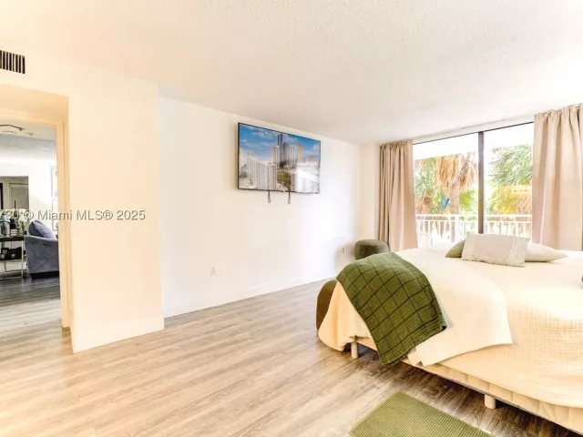 2-bedroom condo for sale in Sunny Isles Beach - 210 174th St 312 - MondialRealty