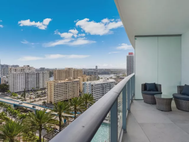 2-bedroom condo for rent in Hollywood - 4111 S Ocean Dr 1405 - MondialRealty