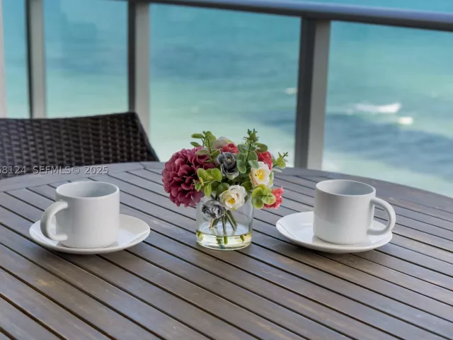 2-bedroom condo for rent in Hollywood - 4111 S Ocean Dr 1405 - MondialRealty