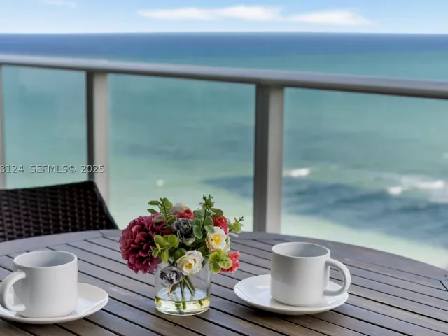 2-bedroom condo for rent in Hollywood - 4111 S Ocean Dr 1405 - MondialRealty