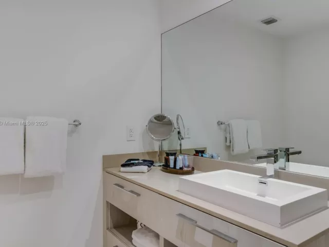 2-bedroom condo for rent in Hollywood - 4111 S Ocean Dr 1405 - MondialRealty