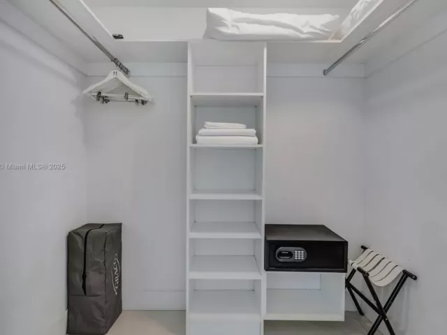 2-bedroom condo for rent in Hollywood - 4111 S Ocean Dr 1405 - MondialRealty