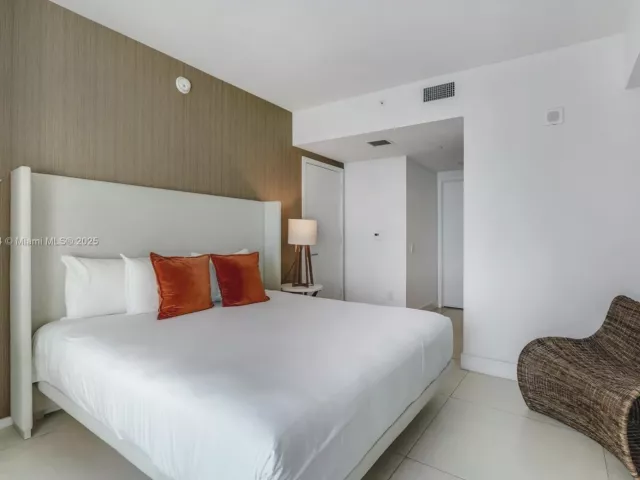 2-bedroom condo for rent in Hollywood - 4111 S Ocean Dr 1405 - MondialRealty