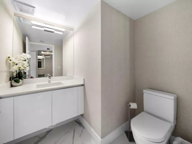 3-bedroom condo for sale in Sunny Isles Beach - 300 Sunny Isles Blvd 4-902 - MondialRealty